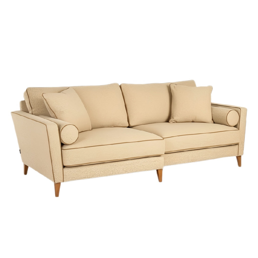 Moderne beige bank met kussens en houten poten