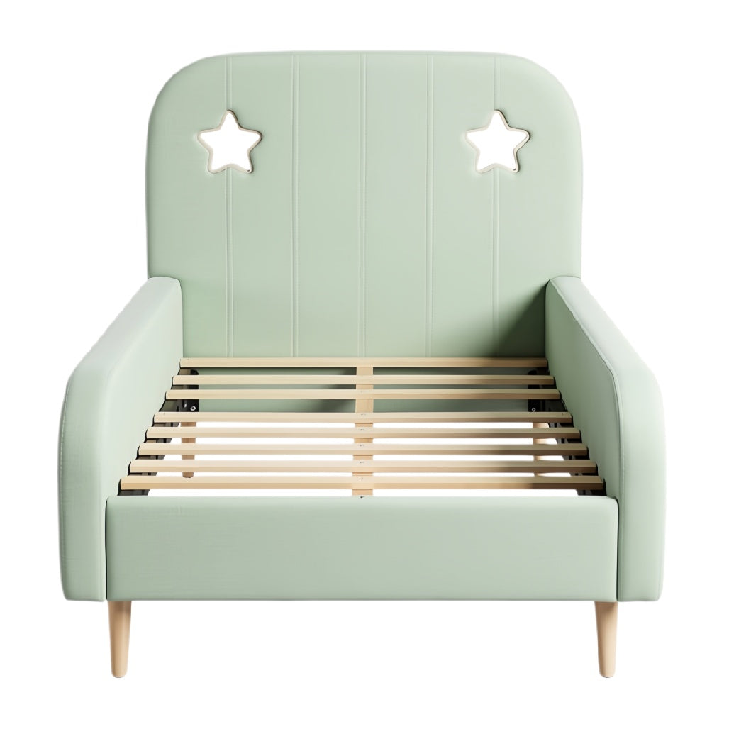 Schattig kinderbed met sterrenvormige uitsparingen in lichtgroen